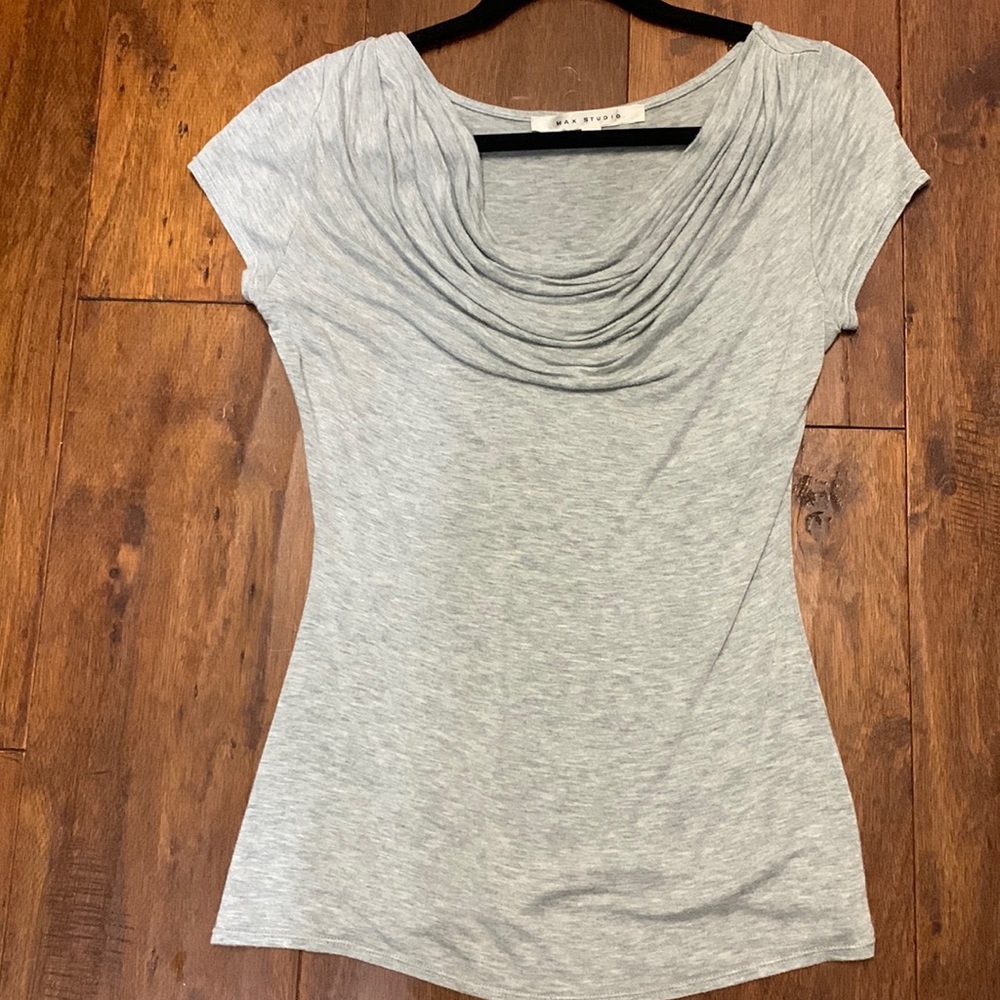 Max studio Cute grey scoop neck front cap sleeve tee